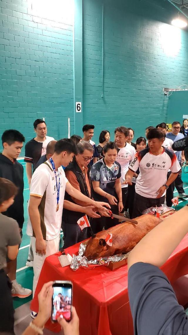 球速体育app切乳猪！世锦赛季军赖浩俊返国受盛大欢送 网友：系老广无疑了！(图1)