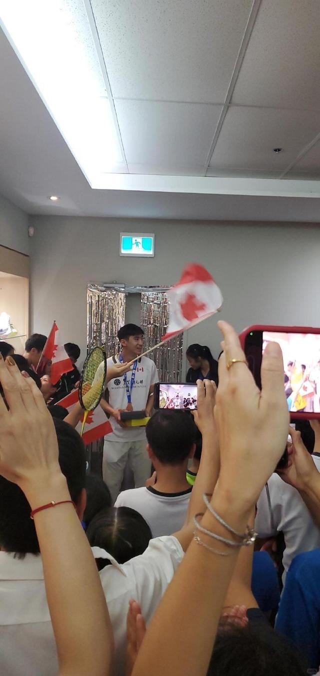 球速体育app切乳猪！世锦赛季军赖浩俊返国受盛大欢送 网友：系老广无疑了！(图2)